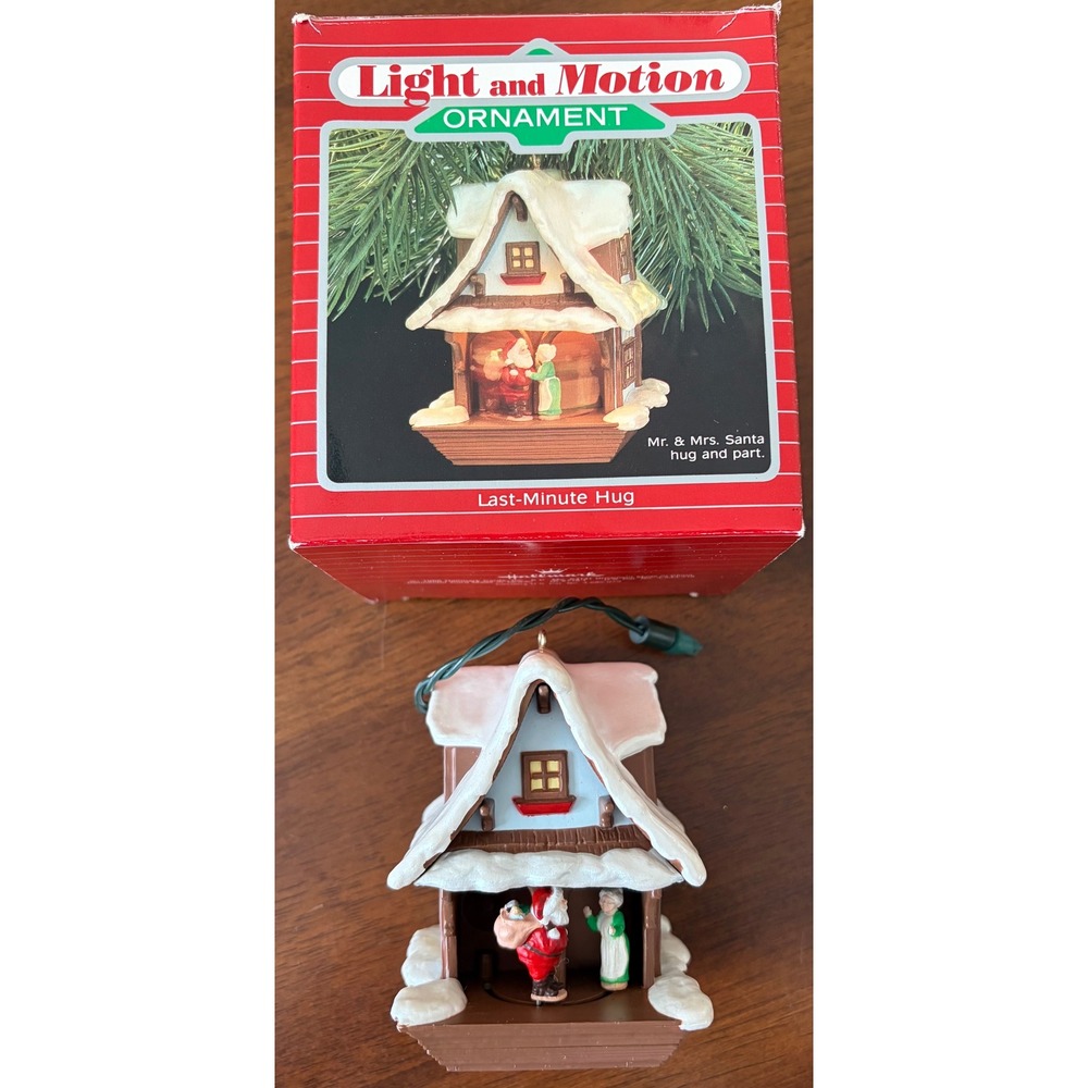 Vintage Hallmark 1988 Motion Light Ornament Last-Minute Hug Santa & Mrs. Claus‎
